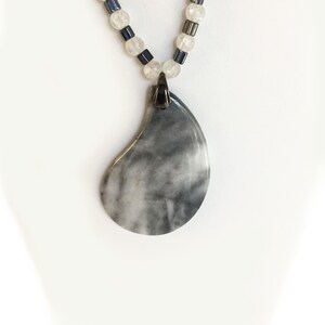 Colgante de jasper gris, blanco, forma libre en forma de hoja en cadena hecha a mano. One-of-a-Kind imagen 2