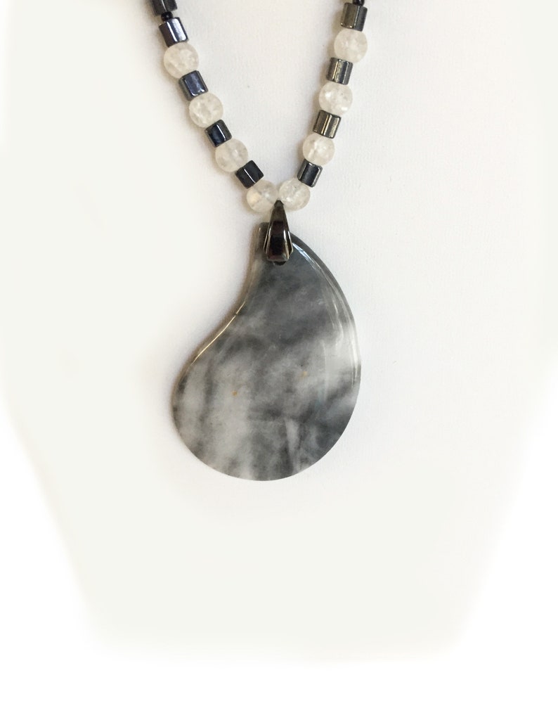 Colgante de jasper gris, blanco, forma libre en forma de hoja en cadena hecha a mano. One-of-a-Kind imagen 2