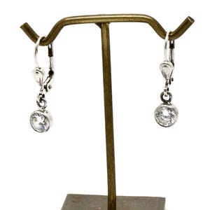 kleine Silberohrringe rund Kristall geschliffen 925 Silber Klappbügel beweglich Damenohrschmuck Modern