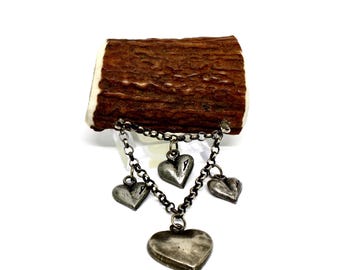 Hunting brooch made of brown staghorn with movable heart pendant