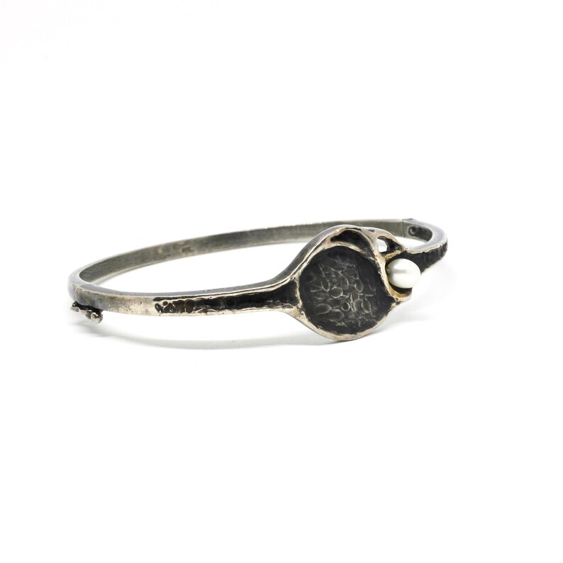 Nordic 925 silver bangle, blackened, with a white cultured pearl image 3