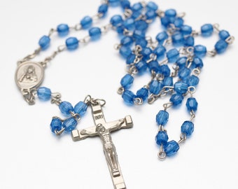 Moderner Rosenkranz Hellblau aus Kunstperlen mit Kreuz Silberfarbe mit Jesus INRI Kirche Religiös