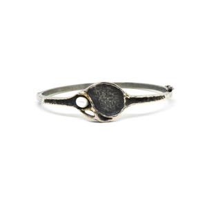 Nordic 925 silver bangle, blackened, with a white cultured pearl image 1