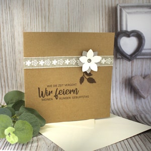 Einladung zum Geburtstag aus Kraftkarton mit Leinenband und Blüte incl. Einlegeblatt & Umschlag