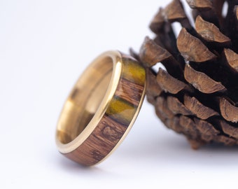 Ring aus Holz und Edelstahl vergoldet