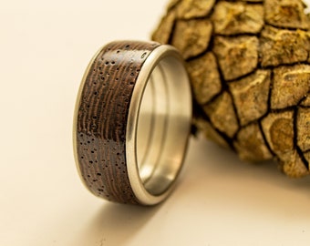 Ring aus Holz und Edelstahl, Wenge