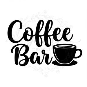 Puede incluir: Gráfico en blanco y negro con las palabras "Coffee Bar" en fuente cursiva, acompañado de una silueta de una taza de café y un platillo. Un diseño de corona floral está en el fondo.
