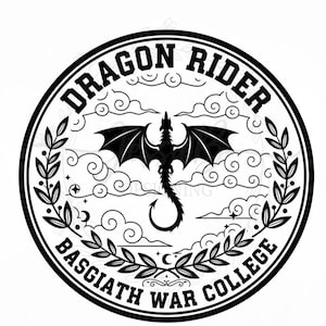 Könnte beinhalten: Schwarz-weißes rundes Design mit einem Drachen, Wolken und Sternen. Der Text "DRAGON RIDER" steht oben und "BASGIATH WAR COLLEGE" unten, umrahmt von Lorbeerzweigen. Ein Fantasy-Design.