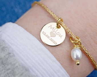 Personalisiertes Armband mit Perlenanhänger, Gravurarmband Gold, Gravurplättchen Armband, Perlenarmband Braut, Armband mit Gravur Trauzeugin