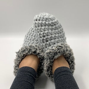 Crochet slipper pattern : crochet pattern for US women's shoe sizes 5 - 12 Great for custom gift /Christmas gift PDF & Video tutorial