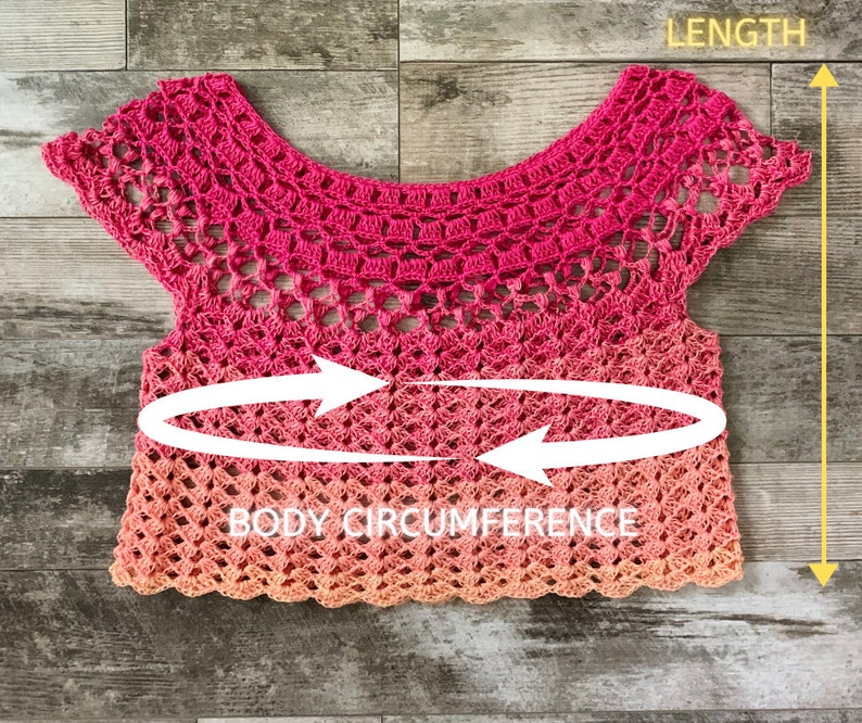 Op de afbeelding: Een roze en oranje gehaakt topje met korte mouwen. Het topje heeft een gegolfde zoom en een haakpatroon. De tekst "BODY CIRCUMFERENCE" en "LENGTH" staat op de afbeelding.