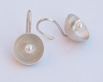 Silver earring with freshwater pearl