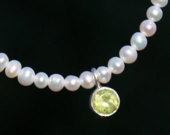 Freshwater pearl necklace with peridot pendant