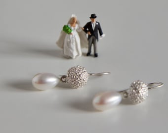 Pendientes de plata con gotas de perlas.
