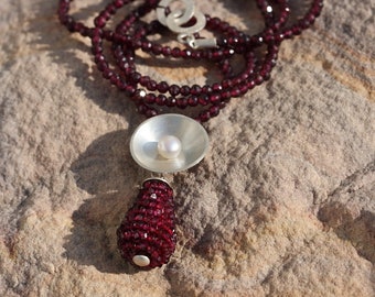 Gala - Long garnet necklace with silver bowl + freshwater pearl + garnet grapefruit