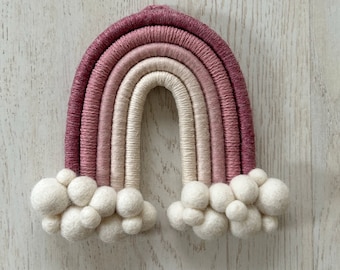 Tenture murale, macramé, arc-en-ciel, bohème, chambre d'enfant, décoration, nuages, feutrine, anniversaire, boule de feutrine, feutrine, rose, violet, bébé, garçon, fille,