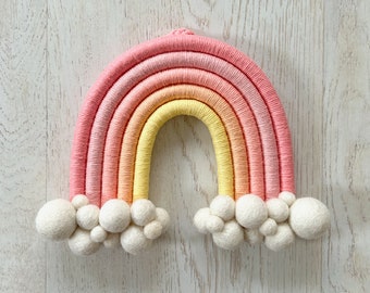 Tenture murale macramé arc-en-ciel rose riant jaune pépinière décor anniversaire feutre boules de feutre Boho nuages bébé douche laine