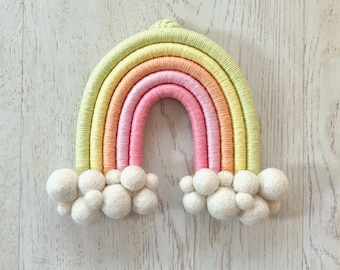 Wandbehang, Makramee, Regenbogen, pastel, rosa, grün, gelb, orange, Baby, Kinderzimmer, Boho, Geburtstag, Dekoration,Wolle, Filz, Kugeln