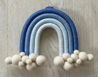 Wandbehang, Makramee, Regenbogen blau, Geburtstag, Baumwolle, Wolle, blau, Baby, Wanddekoration, Boho, Filzkugeln, beige, hellblau