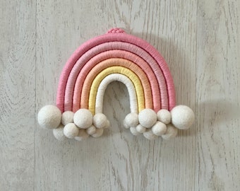 Tenture murale, macramé, arc-en-ciel, feutrine, bébé, décoration, beige, boule en feutre, chambre d'enfant, rose, blanc, beige, jaune, saumon, anniversaire