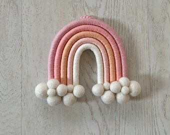 Tenture murale, macramé, arc en ciel, décoration, bébé, rose, jaune, blanc, beige, anniversaire, laine, coton, boule de feutre, feutre, bohème,