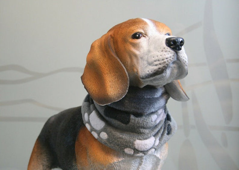 Foulard rond douillet pour chien, boucle en polaire pour chiens, écharpe en polaire, pattes gris noir blanc, polaire douce et chaude image 1