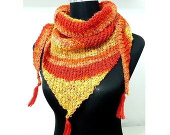 Handgestricktes Dreieckstuch mit Quasten aus handgesponnenem Garn