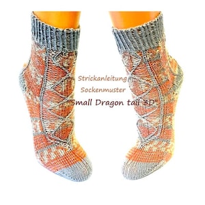 Könnte beinhalten: Ein Paar gestrickte Socken mit einem grau-orangenen Muster. Die Socken haben ein kleines Drachenschwanz-Design und der Text "Strickanleitung Sockenmuster Small Dragon tail 3D" ist auf dem Bild zu sehen.