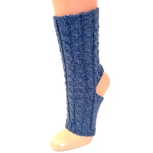 Könnte beinhalten: Blaue gestrickte Beinstulpen mit einem Ausschnitt für die Ferse. Die Beinstulpen haben ein strukturiertes Muster.