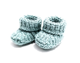 Babysöckchen, gestrickte Babyschuhe von 0-3 Monate in hellgrün