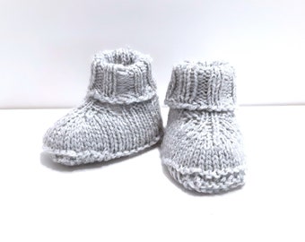 Babysöckchen, gestrickte Babyschuhe von 0-3 Monate in hellgrau