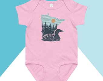 Body de bebé con estampado de árboles pastel y el loro de Minnesota.