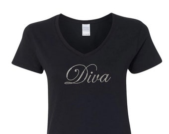 Camiseta Diva Rhinestone: Camisa de algodón con cuello en V y brillantes