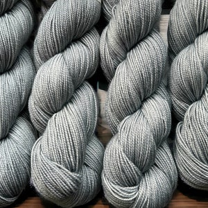 Falkland Merino superwash in lana tinta a mano grigio topo chiaro