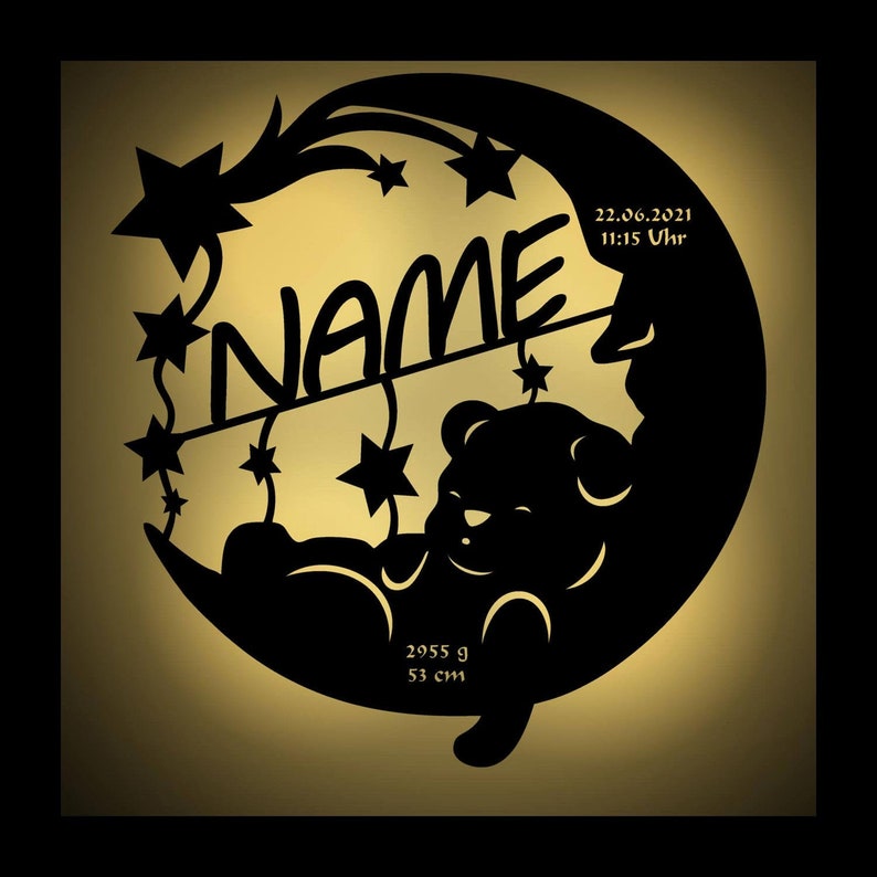 May include: Black and white silhouette of a crescent moon with stars and a teddy bear sleeping on it. The moon has the text "NAME" and "22.06.2021 11:15 Uhr" on it. The text "2955 g 53 cm" is also on the moon.