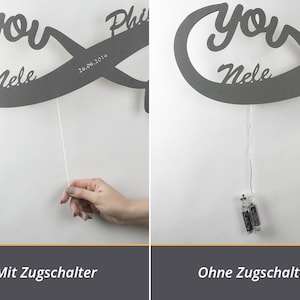 K&ouml;nnte beinhalten: Zwei Bilder eines grauen Unendlichkeits-Symbols mit den Worten "You" und "Nele" und dem Datum "26.04.2014" eingraviert. Das linke Bild zeigt eine Hand, die an einer Schnur zieht, die an dem Symbol befestigt ist, w&auml;hrend das rechte Bild das Symbol zeigt, das mit einem Zugschalter h&auml;ngt.