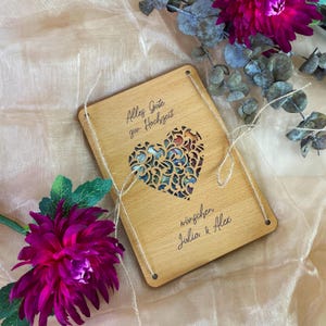 Cadeau en espèces pour un mariage | Carte en bois avec fenêtre en forme de cœur en filigrane et gravure personnalisée | Cadeau de mariage en bois unique