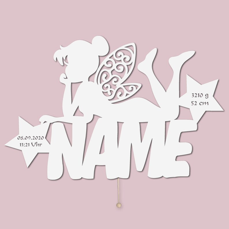 May include: White wooden cutout of a fairy with wings, lying on a star with the word "NAME" and the date "08.09.2020 13:21 Uhr" on another star. The fairy is holding a star with the text "3210 g 52 cm" on it.