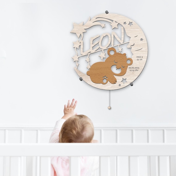 Personalisierbares Nachtlicht Bär auf Mond aus Holz | Kinderzimmer Lampe mit Name | Warmweiß oder RGB LED mit Fernbedienung | Taufe & Geburt