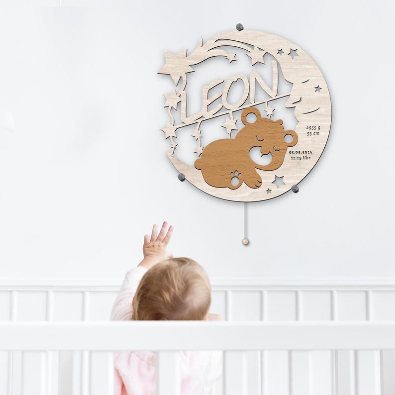 Personalisierbares Nachtlicht Bär auf Mond aus Holz | Kinderzimmer Lampe mit Name | Warmweiß oder RGB LED mit Fernbedienung | Taufe & Geburt Bild 1