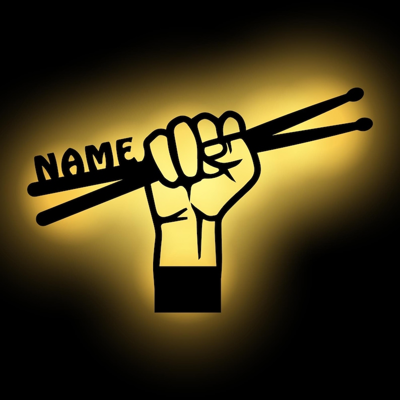 K&ouml;nnte beinhalten: Eine schwarze Silhouette einer Faust, die zwei Schlagst&ouml;cke h&auml;lt, auf denen das Wort "NAME" steht. Der Hintergrund ist ein Farbverlauf von Gelb zu Schwarz.