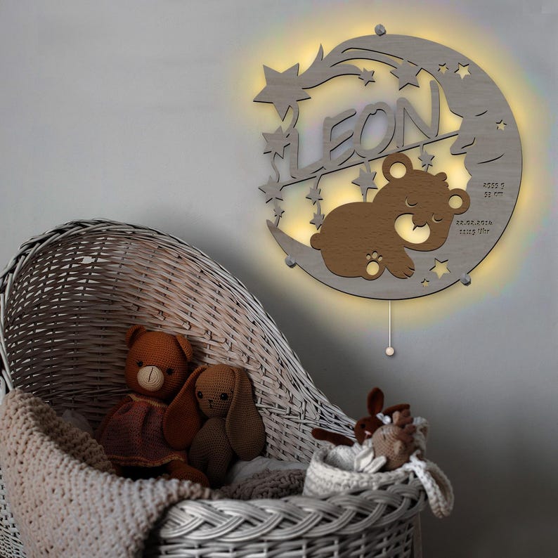 Personalisierbares Nachtlicht Bär auf Mond aus Holz | Kinderzimmer Lampe mit Name | Warmweiß oder RGB LED mit Fernbedienung | Taufe & Geburt Bild 2