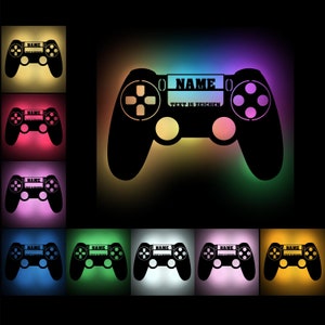 Op de afbeelding: Een zwart silhouet van een videogamecontroller met een aanpasbare naam en tekstveld. De controller wordt verlicht met een regenboog van kleuren.