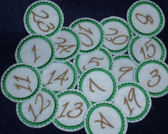 Adventkalender weiß gold grün Zahlen 1 - 24 auf Stickfilz 3,7 cm Kreise zum aufbügeln oder aufnähen