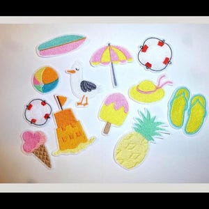 Könnte beinhalten: Eine Sammlung farbenfroher, gestickter Aufnäher mit Sommerthema. Enthält ein Surfbrett, einen Strandball, einen Sonnenschirm, eine Rettungsboje, einen Hut, Flip-Flops, eine Eistüte, eine Sandburg, ein Eis am Stiel, eine Ananas und eine Möwe.