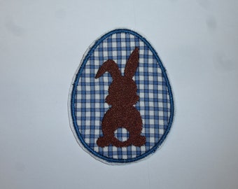 blau-weiß kariertes Osterei mit Hase Osterhase Hosenflicken Aufnäher Bügelbild ca. 8x6,3 cm Patch zum aufbügeln Flicken