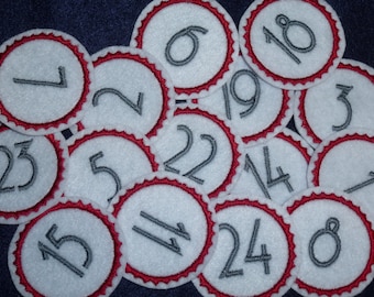 Adventkalender weiß silbergrau rot Zahlen 1 - 24 auf Stickfilz 4 cm Kreise zum aufbügeln oder aufnähen