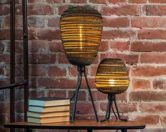 Tischlampe aus Pappe, minimalistische Wohnbeleuchtung, umweltfreundlicher handgefertigter Lampenschirm – ORGANIC M