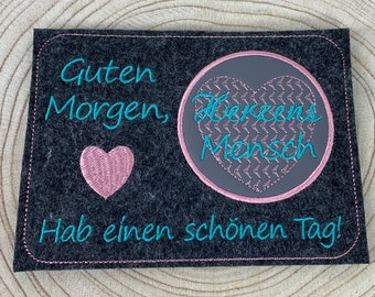 13 x 18 cm MugRug Tassenuntersetzer Untersetzer aus Filz, Polyesterfilz, bestickt, Herzensmensch, hab einen schönen Tag, Herz