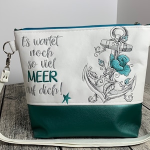 maritime Umhängetasche aus tollem Kunstleder handmade bestickt - ein echter Hingucker für Frauen, die das Meer und die Küste lieben